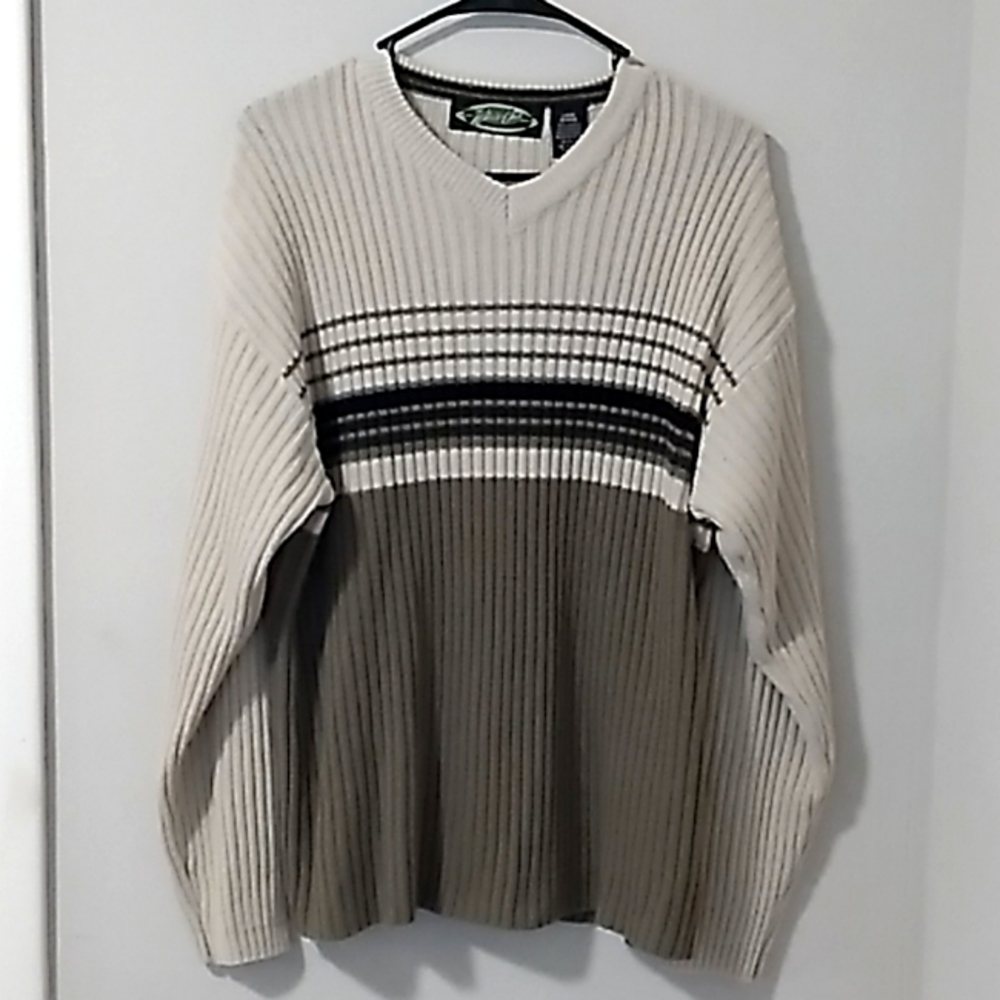 White Out Mens V-Neck Sweater. Sz Large